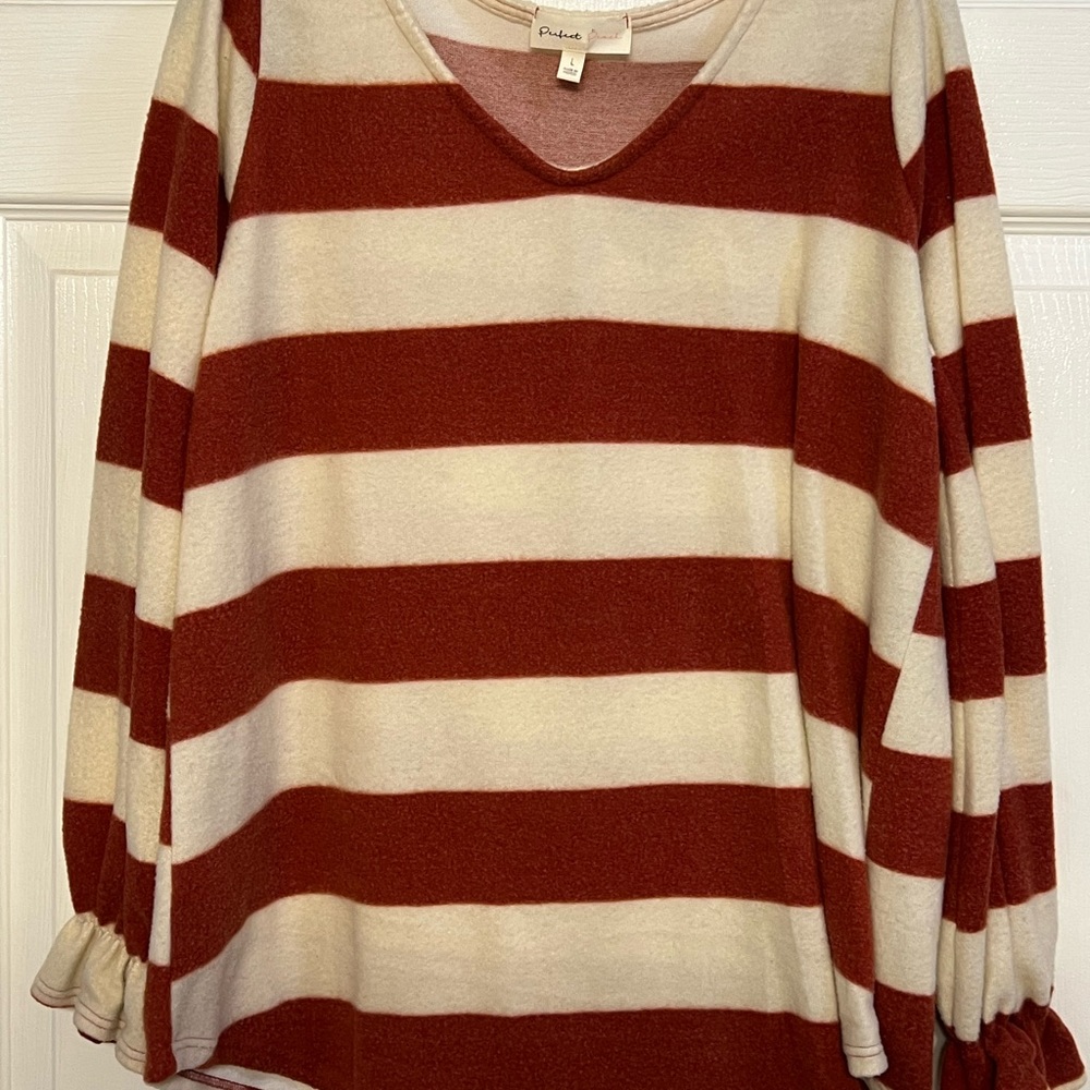 Warm sweater with gathered sleeves.